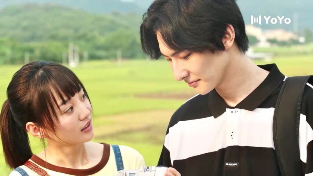 يحمر خجلا بعد ان كشفته وهو يحدق بها وعيونه ممتلئة بالحب ❤️😍 ( نهر يجري خلاله )