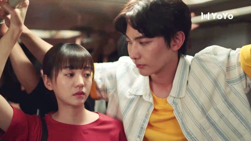 يغار عليها فيحجب الرؤية عنها لكي لا تراه هو فقط ❤️ ( نهر يجري خلاله )