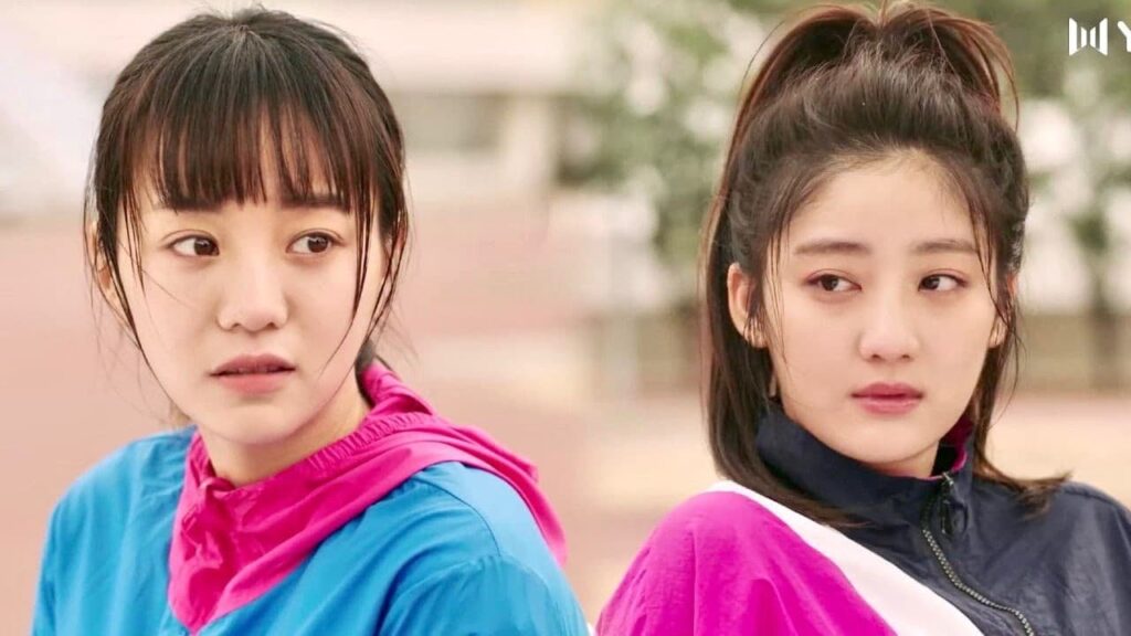 تبكي امام صديقتها وتخبرها بانه تم هجرها لكنه هو الخاسر لاني سأجد شاب افضل منه ❤️ ( نهر يجري خلاله )