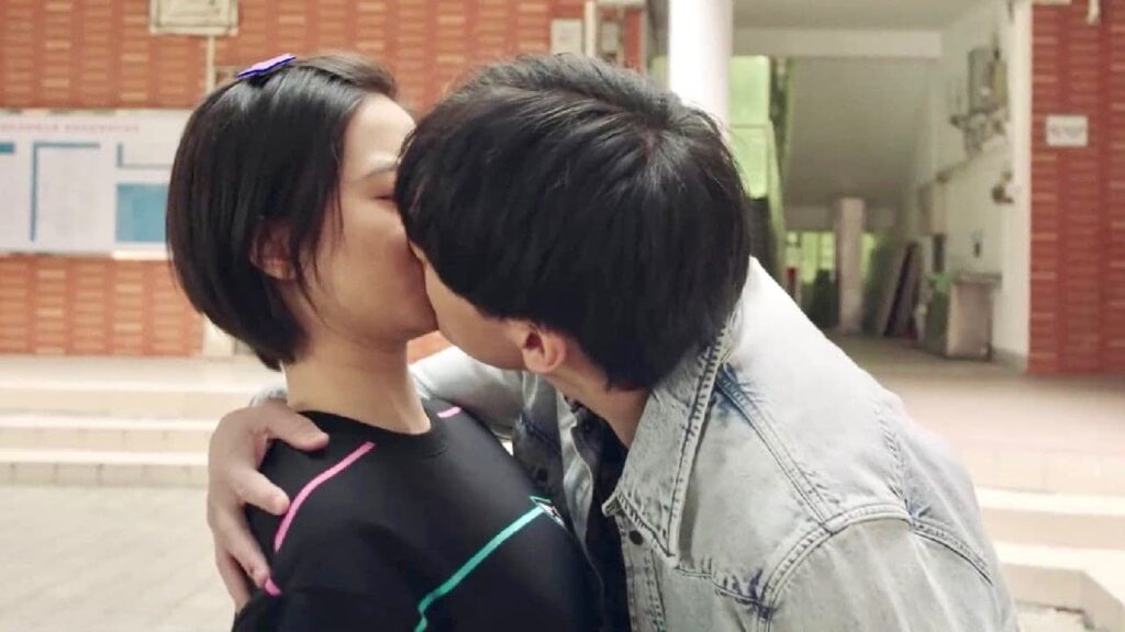 تغضب منه فيقوم بتقبيـــلها فجأة ❤️😍 ( نهر يجري خلاله )