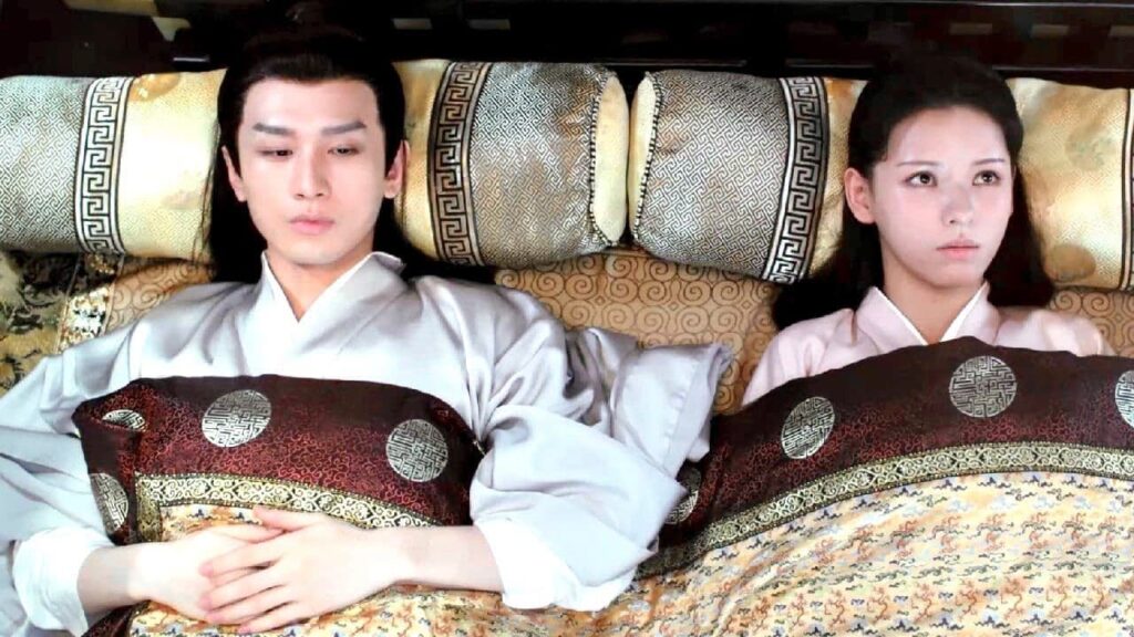 يستلقي بجانبها وتخبره بانها ليست بمفردها لانه يقف الى جانبها ❤️ ( كوني بجانبي )