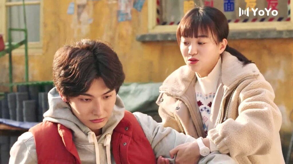 يقع ارضا بعد ان ارى الدجاجة وهي تموت ❤️😂 ( نهر يجري خلاله )