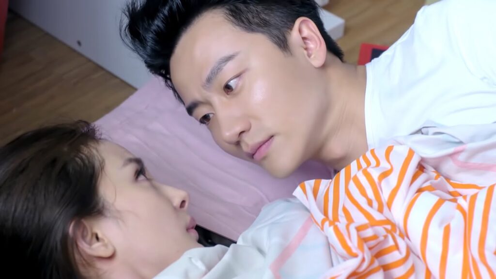 تجده ثملا فتأخذه إلى منزلها وعندما تستيقظ تكتشف أنهما قضيا الليل معا❤️مشهد رومانسي من عزيزي المترجم