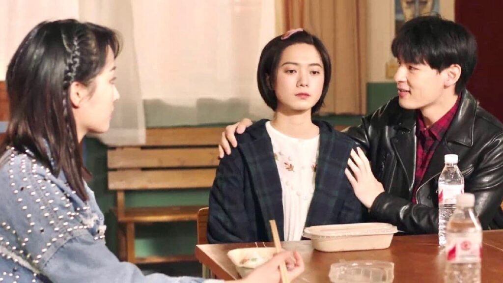 ترمي الفطور في القمامة لانه اعطى لقمة الى فتاة اخرى  😱💔 ( نهر يجري خلاله )