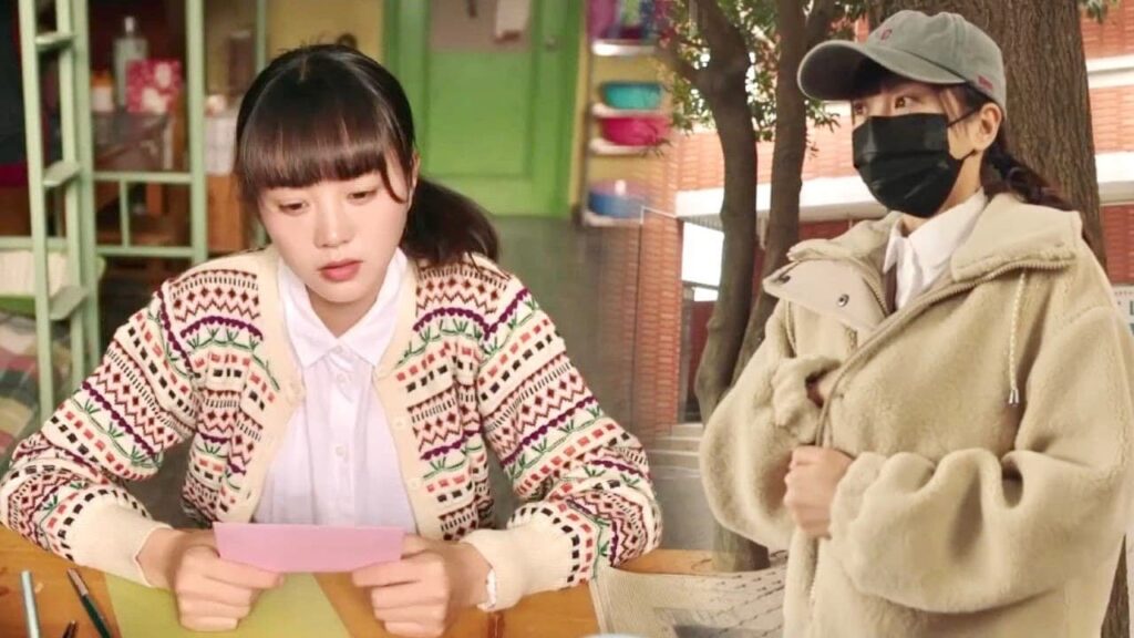 تتنكر لكي ترسل رسالة الحب خاصتها الى سكن الشاب الذي تحبه 😂💔 ( نهر يجري خلاله )