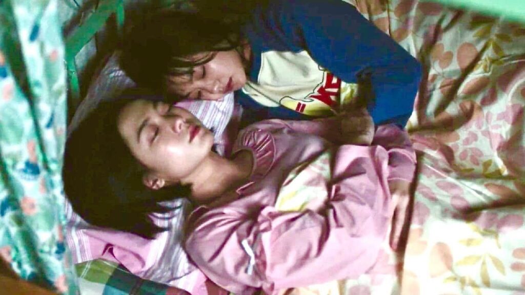 تبكي في الليل سرا بعد ان عرفت ان صديقتها المقربة تواعد الشاب الذي تحبه💔( نهر يجري خلاله )