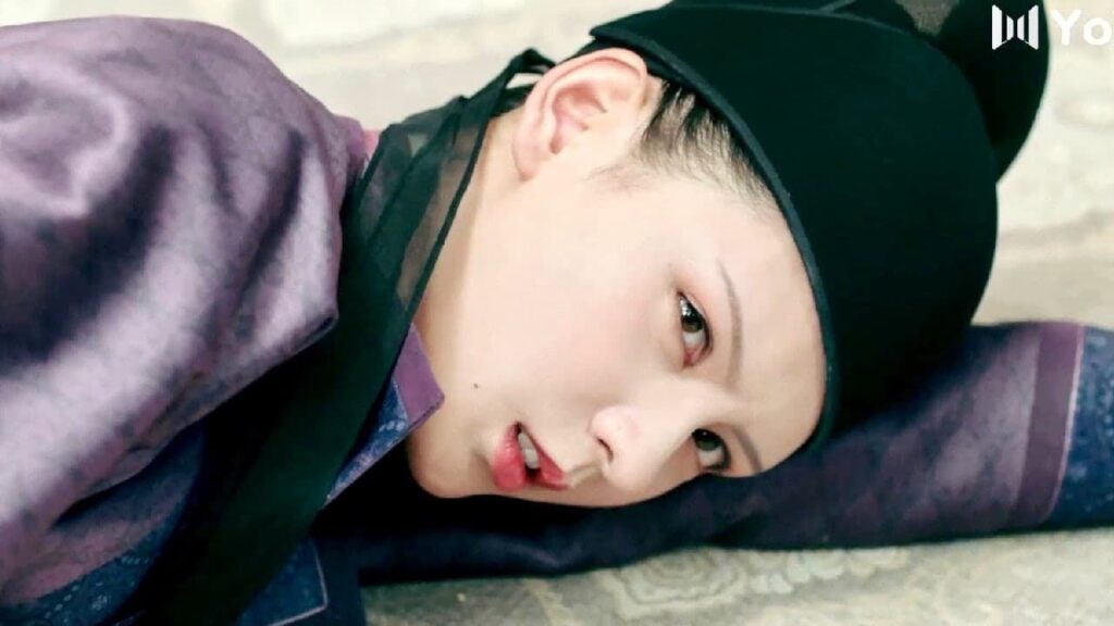 يستغل الموقف و يحاول الانتقام منها ( كوني بجانبي)