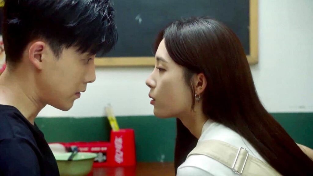 تقترب منه لكي تقبله لكنه يخبرها بان هناك بقايا طعام  على سنك 😂💔 ( شريكي بالسكن الوسيم )