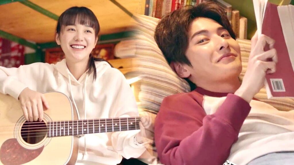 يحدق بها كالعاشق المجنون بالرغم من عزفها القبيح ❤️😍 (  نهر يجري خلاله )