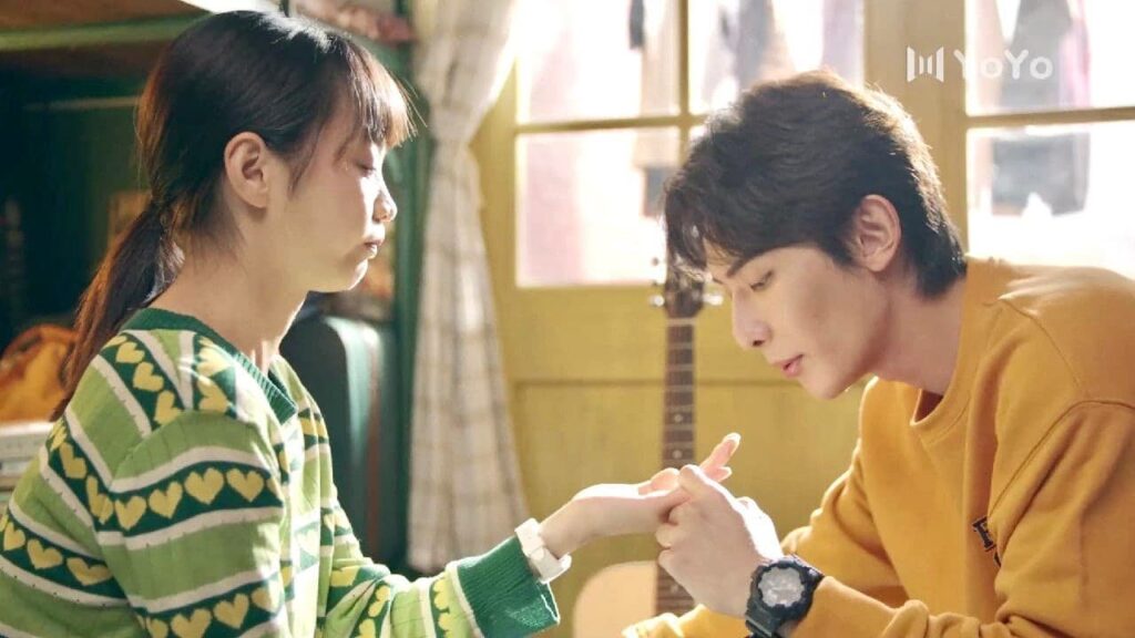 يظهر اهتمامه بها و يقوم بمعالجة اصابتها فتقرر مكافئته ❤️ ( نهر يجري خلاله )