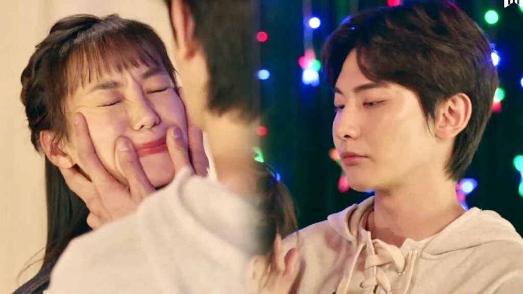 يمسح احمر الشفاه خاصتها لكي لا تبدو مثيرة بنظر الشباب ❤️😍 ( نهر يجري خلاله )