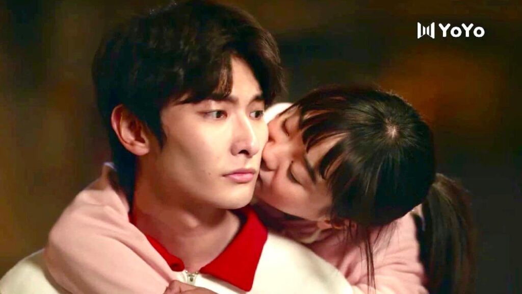 تظنــه حبيبــها فتقوم بتقبيلـــه ❤️😱 ( نهر يجري خلاله )