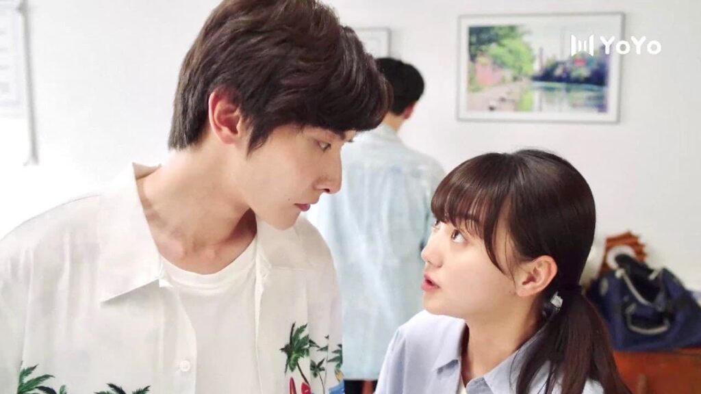 تجعله يدخل الى الحمام لكي تكسب الوقت لاعتراف صديقتها ❤️😂( نهر يجري خلاله )