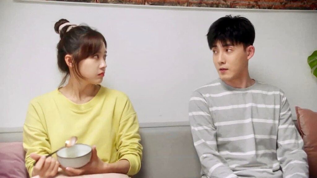 يجلس بجانبها و تحاول تقبيـــله فجأة ❤️😍 ( شريكي بالسكن الوسيم )