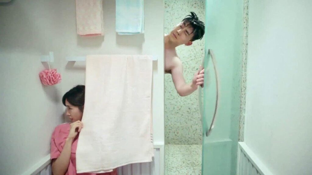 تتسلل الى الحمام لكي ترى عضلاته ❤️😱 ( شريكي بالسكن الوسيم )