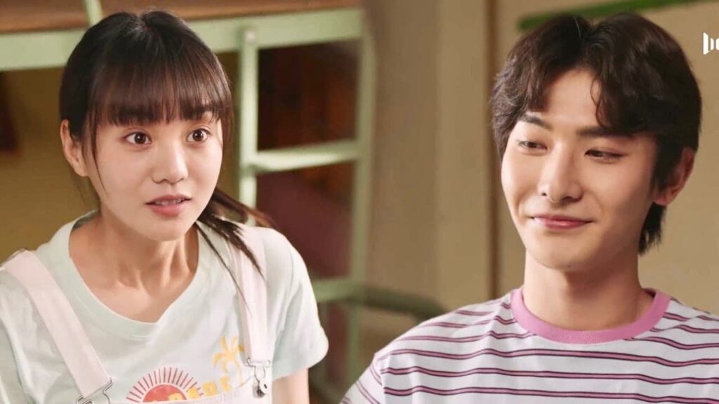 واخيــرا يستجمع شجاعته ويعطيها الهدية التي احتفظ بها منذ الثانويـة ❤️😍 ( نهر يجري خلاله )