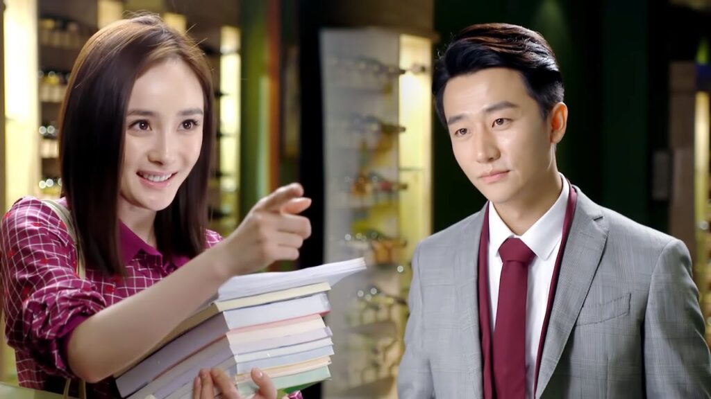 تزداد مشاعره تجاه طالبته فعندما يعرف مشكلتها يسرع لمساعدتها أولًا❤️مشهد رومانسي من "عزيزي المترجم"