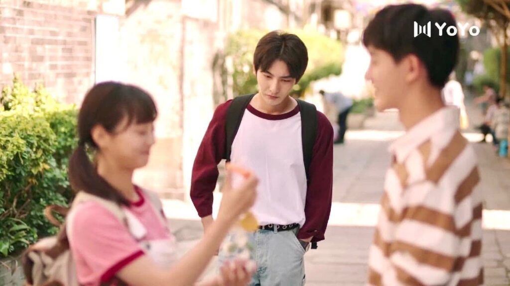 لا يستطيع اعطاء الهدية للفتاة التي يحبها لان صديقه المقرب اعطاها هدية امامه 😱💔 ( نهر يجري خلاله )