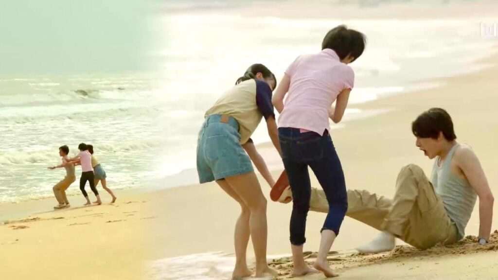 انت رجل كبير لماذا تخاف الدخول الى البحر ؟ هيا ادخل😂❤️ ( نهر يجري خلاله )