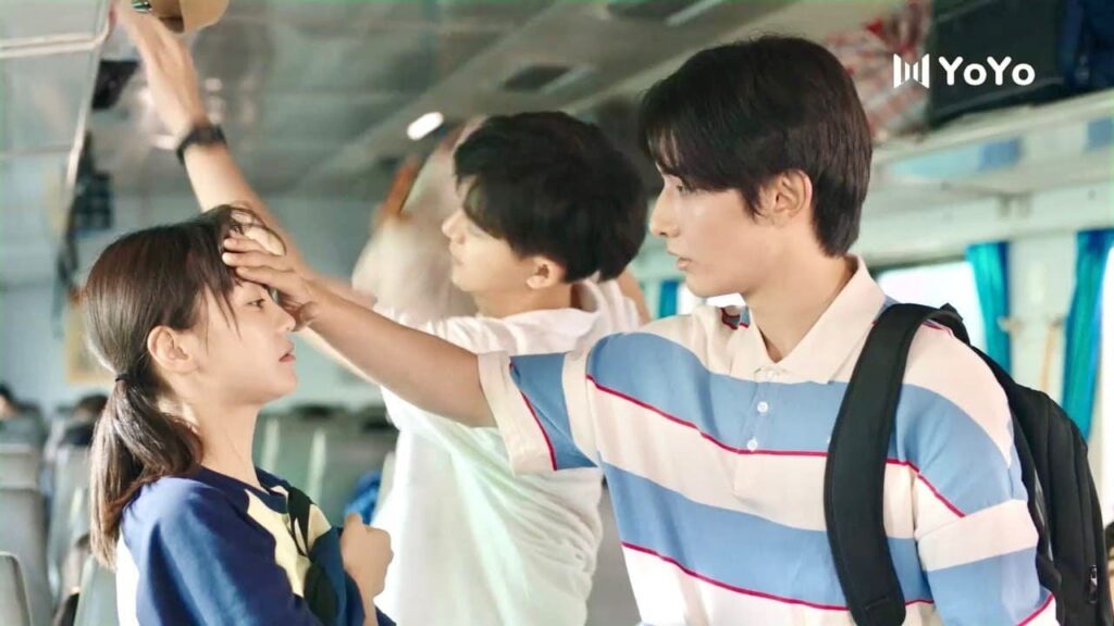 يضع يده على وجهها فيجعلها تشعر بالاحراج امام الناس ❤️😍 ( نهر يجري خلاله)