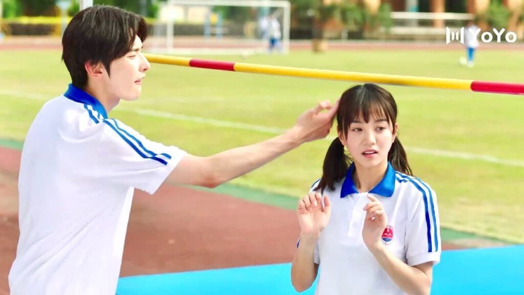 ترفض طلبه فيحضر صديقه الوسيم لاغوائها لكنها تفتن به وينجح الامر حقا ❤️😂 ( نهر يجري خلاله )