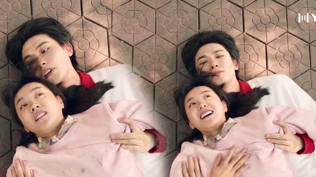 تقع من اعلى الشجرة فيقوم بانقاذها لكن وزنها ثقيل لا يستطيع التنفس ❤️😂 ( نهر يجري خلاله )