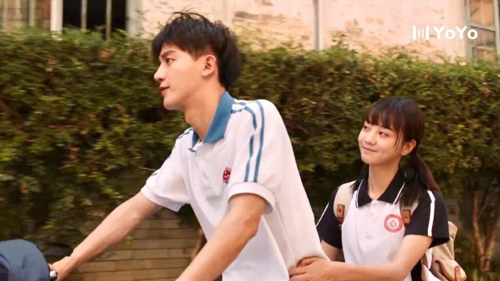 يقوم الطالب المتفوق الذي يسكن امام منزلها بإيصالها الى المدرسة ❤️😍 ( نهر يجري خلاله )