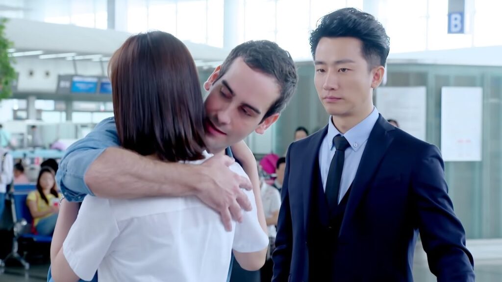 لا يعترف بمشاعره تجاه طالبته ولكنه لا يطيق رؤيتها تعانق رجل أمامه❤️مشهد رومانسي من “عزيزي المترجم” لا يعترف بمشاعره تجاه طالبته ولكنه لا يطيق رؤيتها تعانق رجل أمامه❤️مشهد رومانسي من "عزيزي المترجم"