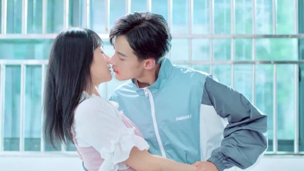 تتخلى عن صديقها وتدافع عن حبيبها فيقوم بمكافئتها ❤️😍 ( قابلته عند النافذة )