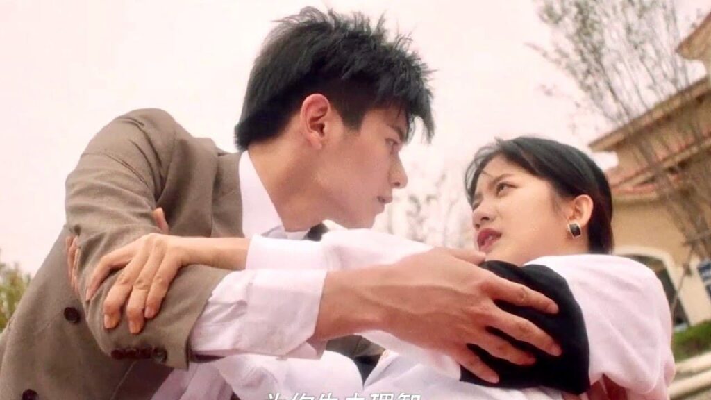 ينتهي بها القدر ببيع الكعك في الشارع لكن يراها صديقها المتفوق 😱❤️ ( لا تغادر بعد المدرسة )