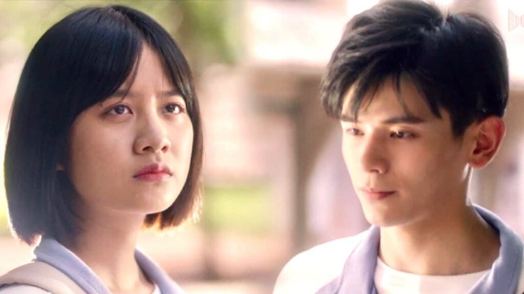 يساعد صديقته في الدراسة لانه لايريدها ان تندم على ذلك في المستقبل ❤️ (لا تغادر بعد المدرسة )