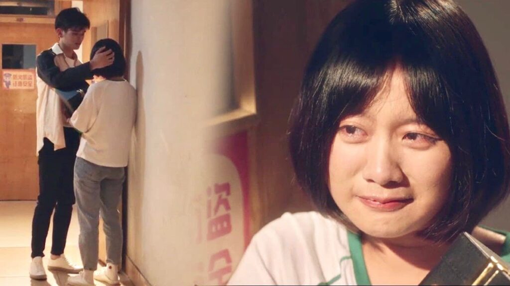 يرى صديقته مستاءة فيقوم بالرقص امامها ❤️ (لا تغادر بعد المدرسة )