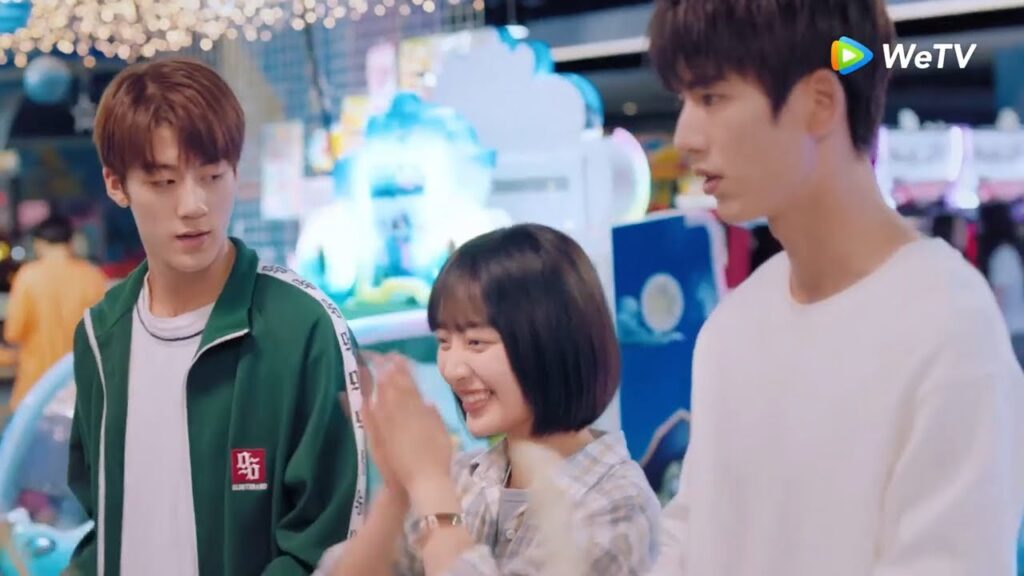 كل منهما يريد الفوز أمامها | مقطع من الحلقة 6 "أنا وشبابي" | WeTV