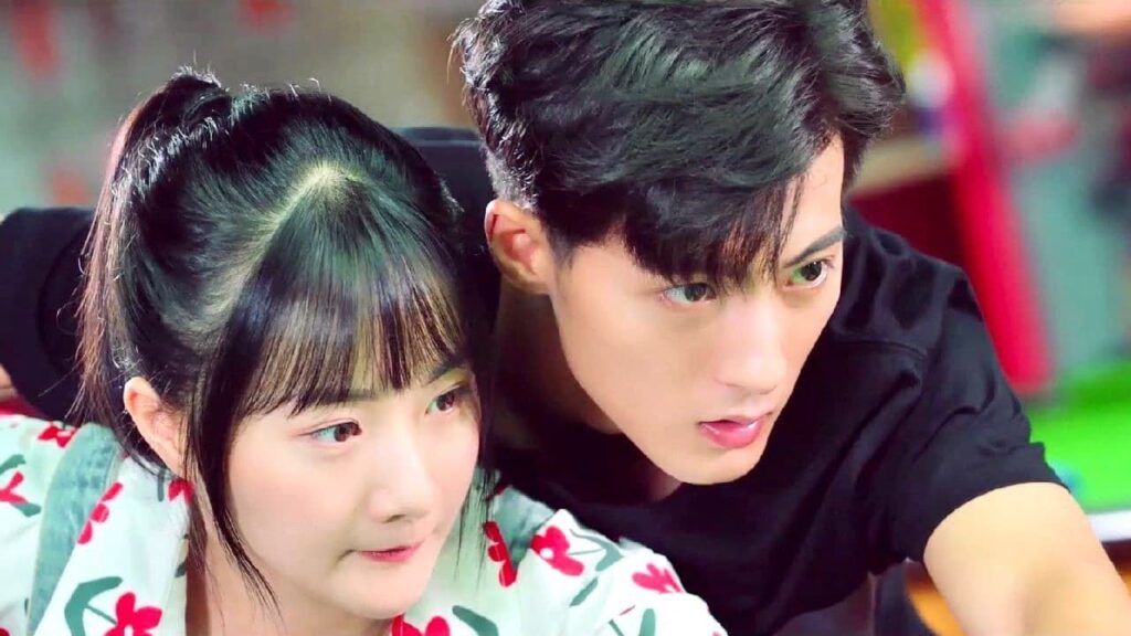 يعلمها كيف تلعب البليارد لكنها لا تصدق بانه قريب منها هكذا ❤️😍 ( قابلته عند النافذة )