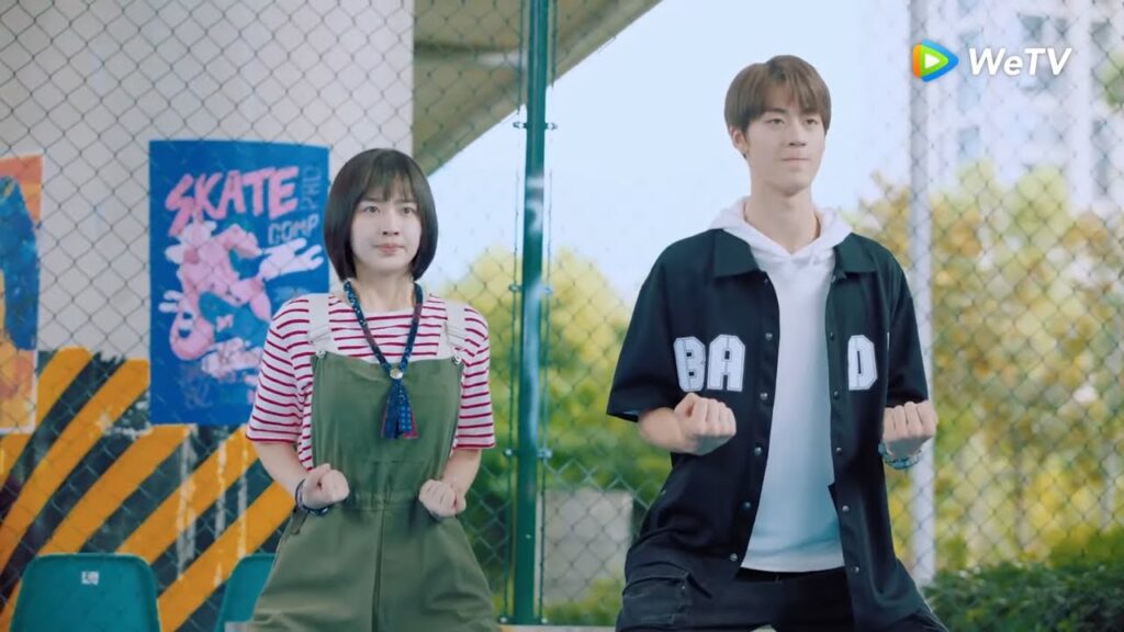 تتدرب مع زميلها كي تقوي عضلاتها! | مقطع من الحلقة 5 "أنا وشبابي" | WeTV