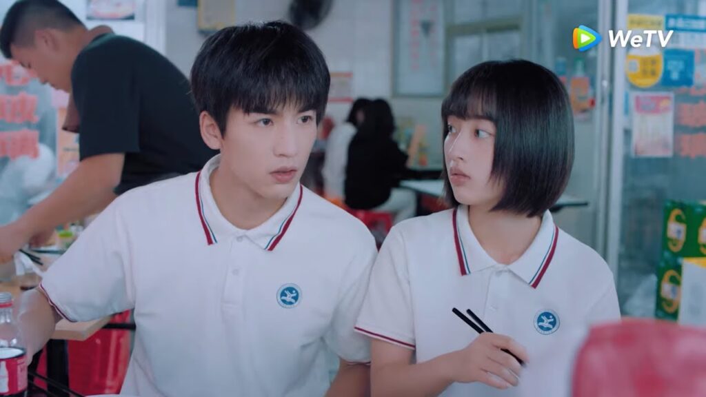 يسألها أمام أخيها إذا كان هناك فتى تحبه في المدرسة! | مقطع من الحلقة 4 "أنا وشبابي" | WeTV