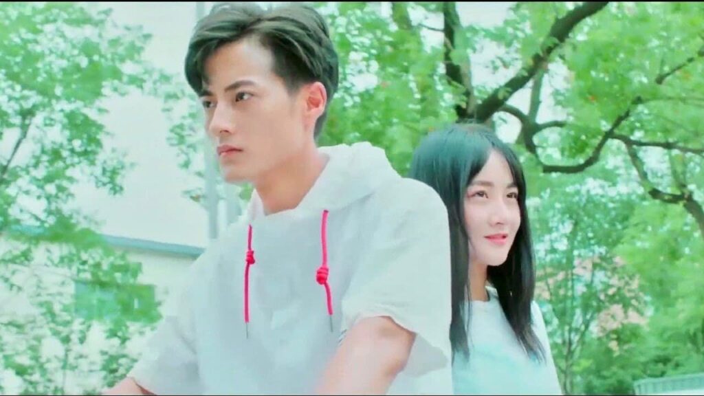 لا تتوقف عن الابتسام لانها تركب الدراجة معه 🙊❤️ ( قابلته عند النافذة )