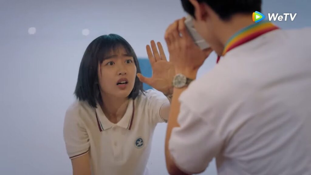 بدلا من أن يفتح لها الباب يقوم بتصويرها؟! مقطع من الحلقة 1 "أنا وشبابي" | WeTV