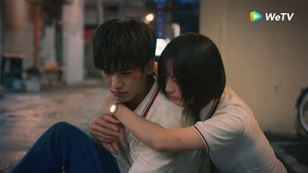 رأت صديقها يُضرب فذهبت لتحميه مقطع من الحلقة 1 "أنا وشبابي" | WeTV