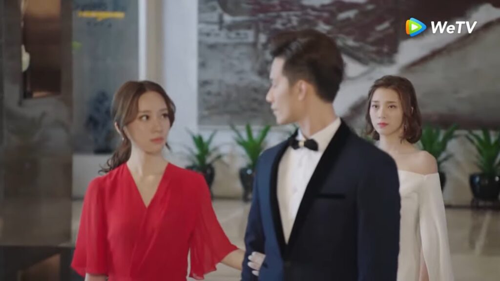 شياو تشي ترى فانغ لينغ ممسكًا بفتاة أخرى! مقطع من الحلقة 14 "حبيبتي فضائية" | WeTV