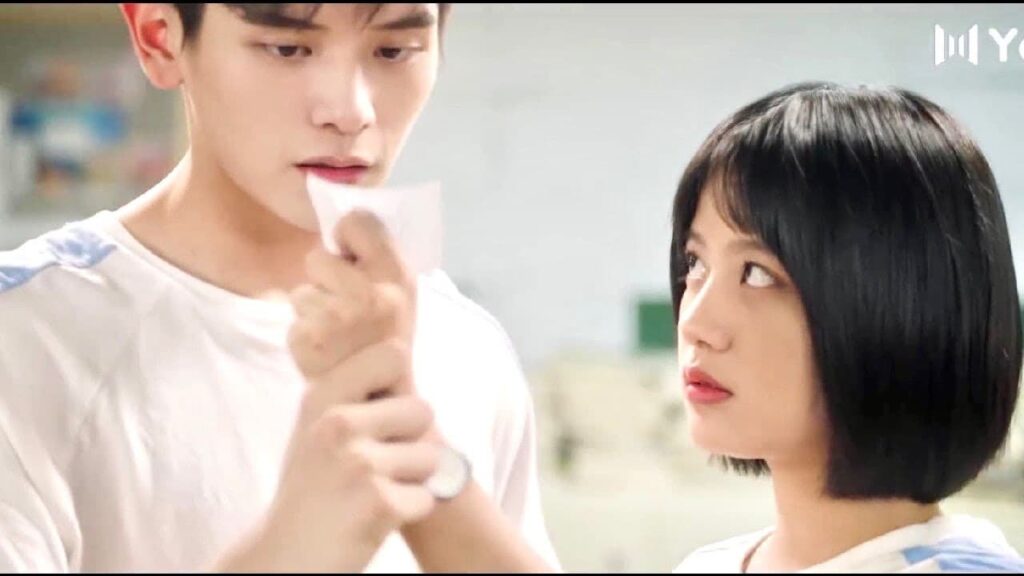 تسخر من صورته لذا يحاول ان يأخذها منها ❤️ ( لا تغادر بعد المدرسة )