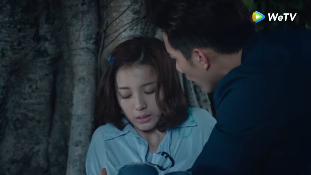 شياو تشي تمرض وتختبئ تحت شجرة، وفانغ لنغ يبحث عنها مقطع من الحلقة 13 "حبيبتي فضائية" | WeTV