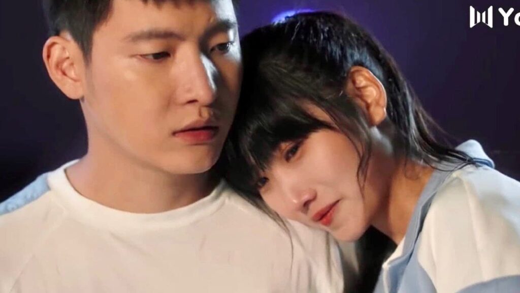 يقوم بإنقاذ الطالبة البائسة ويخبرها ان تستخدم كتفه لكي تبكي ❤️ (لا تغادر بعد المدرسة )