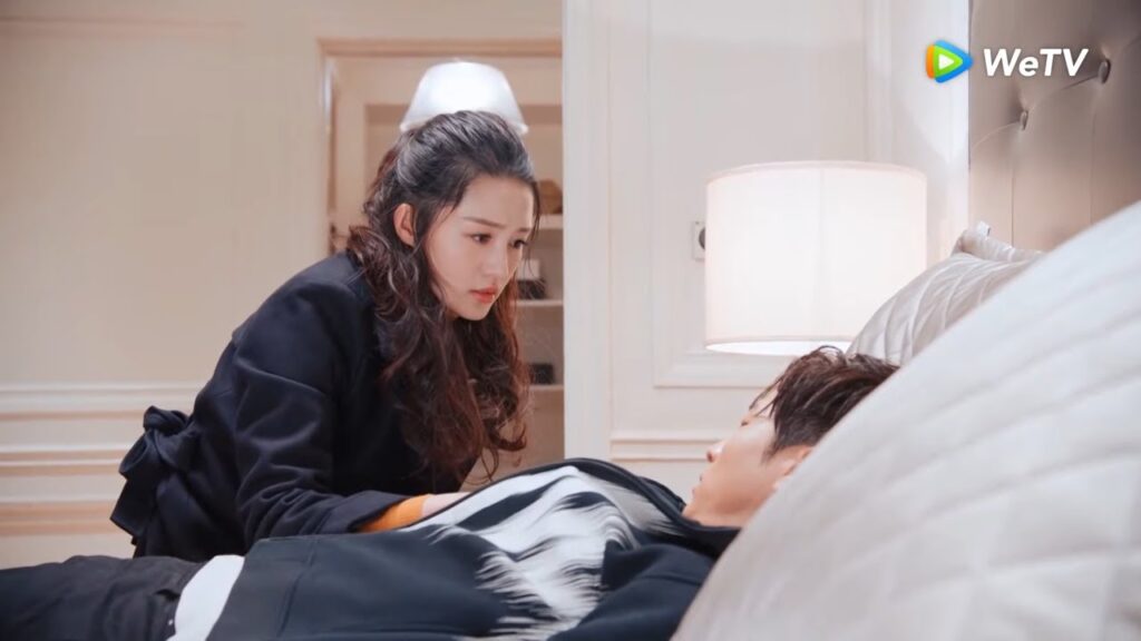 دو شياو سو تبقى بجانب يوي تشنغ وهو مريض مقطع من الحلقة 28 "دموع في الجنة" | WeTV