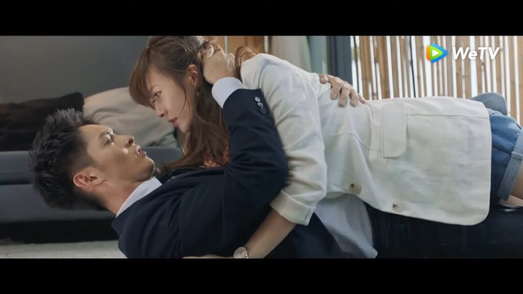 بعد أن أنقذها للتو من أن تُقتل فعل معها شيء غريب! مقطع من الحلقة 11 "الحب الغامض" | WeTV