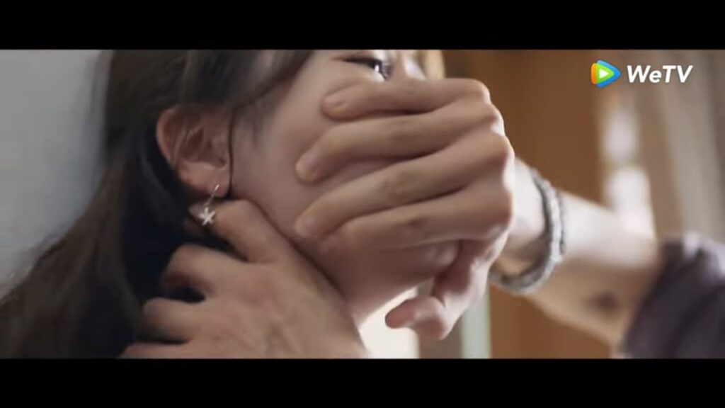 كان هناك رجل يختبئ في بيت نيان تشو! قام بخطفها مقطع من الحلقة 10 "الحب الغامض" | WeTV