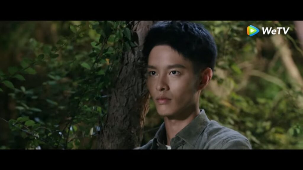 يراقبها من بعيد وهي تجلس مع رجل آخر مقطع من الحلقة 10 "الحب الغامض" | WeTV