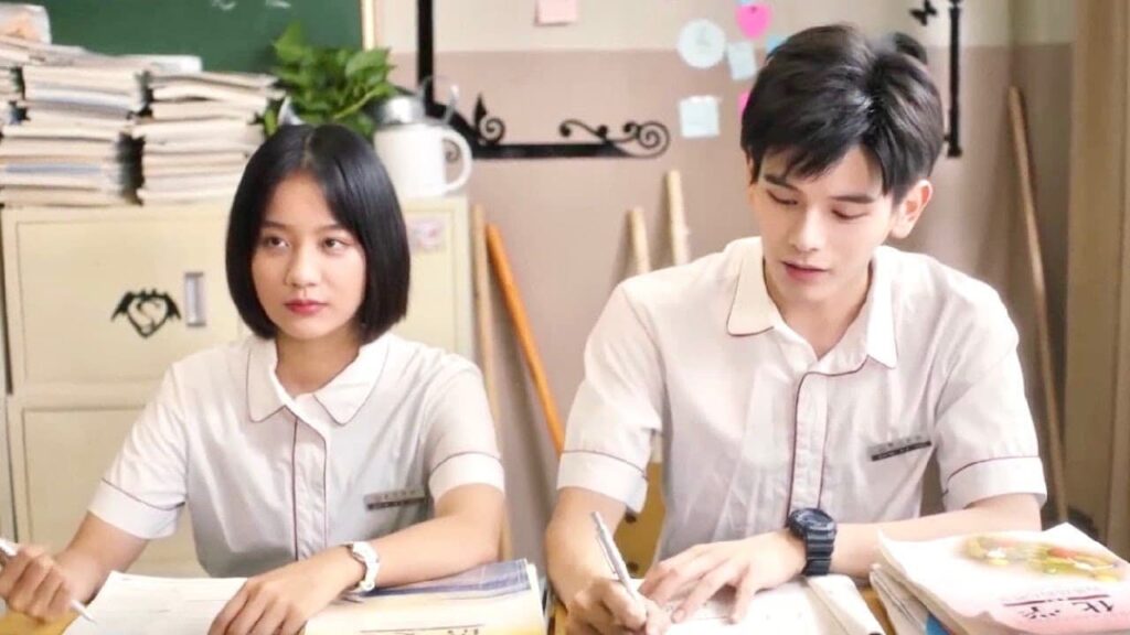 تكتشف بانه من كان يعطيها الملاحظات سرا ليساعدها في الامتحان ❤️😍 (لا تغادر بعد المدرسة )