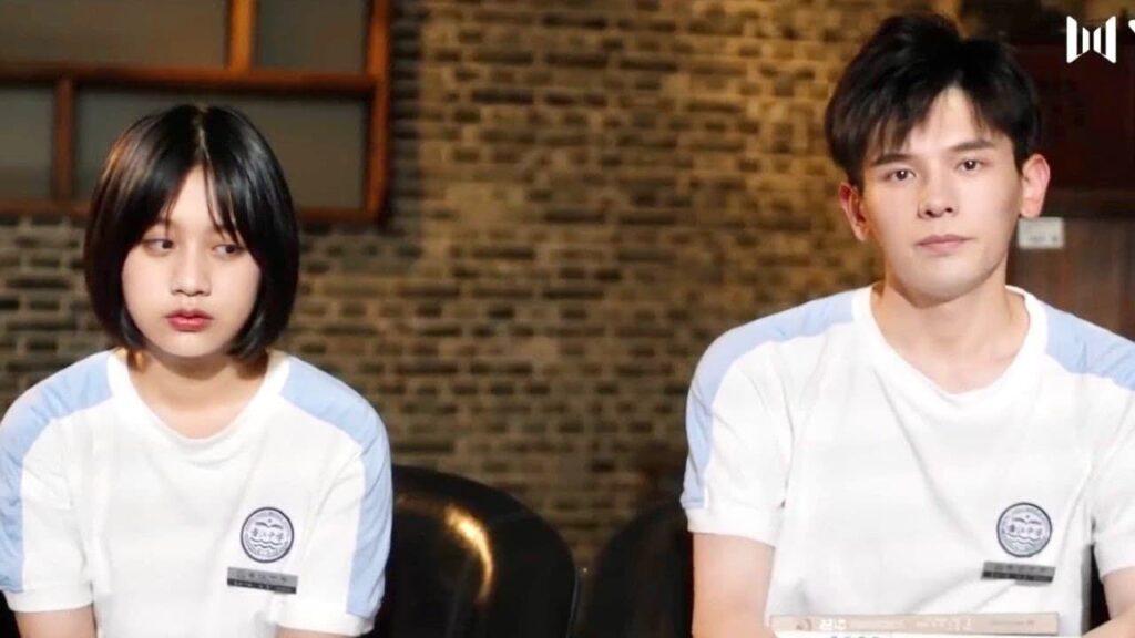 يجعلها تتظاهر بانها حبيبتـه امام والديه ❤️😍 (لا تغادر بعد المدرسة )