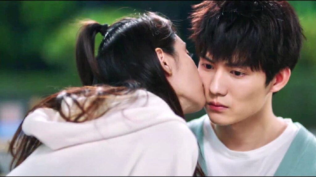 تقوم بتقبيله لانه ذكر اسم فتاة غيرها 🙊❤️ (الجمال القبيح)